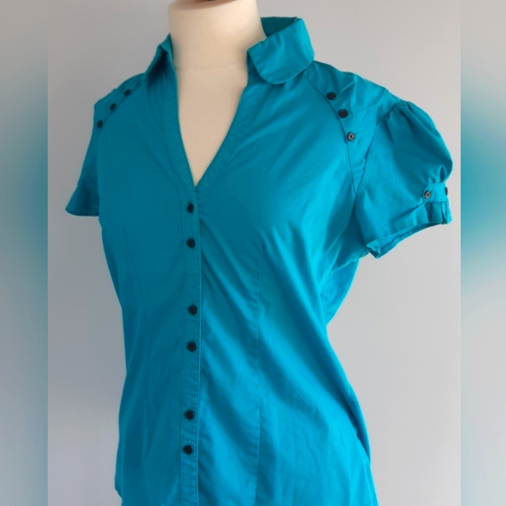 👕🖤 Nass Short Sleeved V-Neck Top